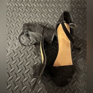 Black strappy sandal heels 9-